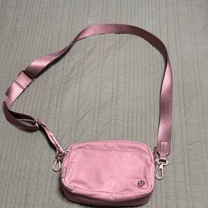 Lululemon everywhere crossbody 2L spiced chai with rose gold